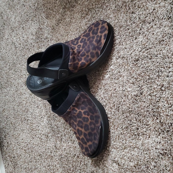 Bzees Leopard‎ Print Clogs | Women’s Size 8 - Picture 1 of 10